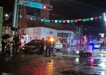 Fuerte accidente entre automóvil y motocicleta deja personas lesionadas