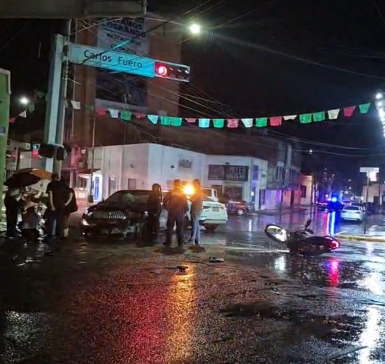 Fuerte accidente entre automóvil y motocicleta deja personas lesionadas