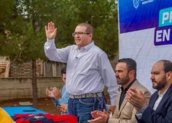 Fortalece Salvador Calderón apoyo a estudiantes de San Andrés con uniformes, equipamiento y kits deportivos