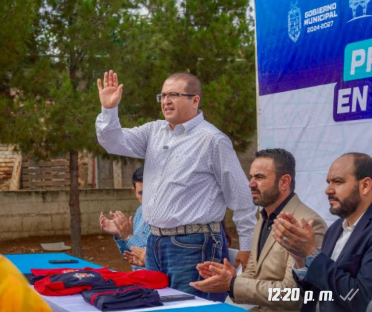 Fortalece Salvador Calderón apoyo a estudiantes de San Andrés con uniformes, equipamiento y kits deportivos