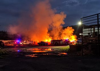 Incendio moviliza a cuerpos de emergencia en la Aserradero