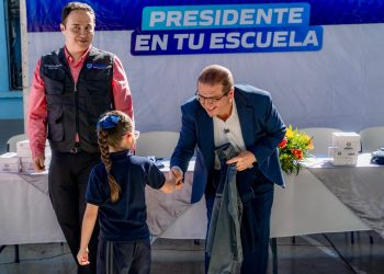 Entrega alcalde Salvador Calderón uniformes y calzado escolar a 355 estudiantes de la primaria Leona Vicario