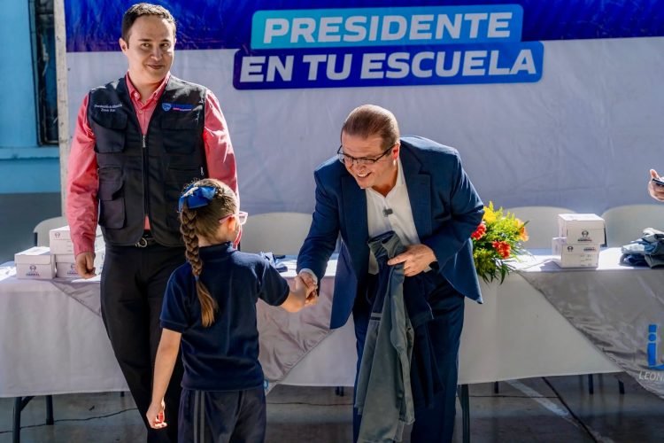 Entrega alcalde Salvador Calderón uniformes y calzado escolar a 355 estudiantes de la primaria Leona Vicario