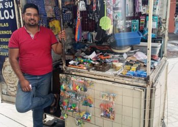 Más de 50 años dando vida a los relojes: una tradición de tres generaciones en el Centro de Parral