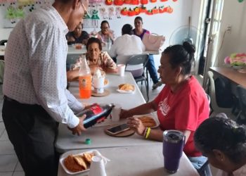 Con manos activas y corazón alegre, aduConltos mayores disfrutan los Jardines del Abuelo