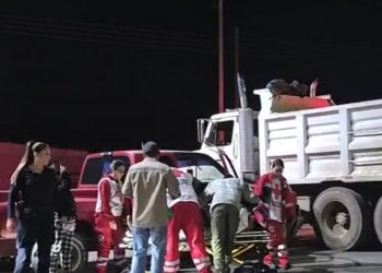 ¡Mujer resulta lesionada tras choque entre un dompe y una camioneta en la entrada de la Almanceña!
