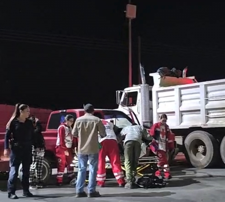 ¡Mujer resulta lesionada tras choque entre un dompe y una camioneta en la entrada de la Almanceña!